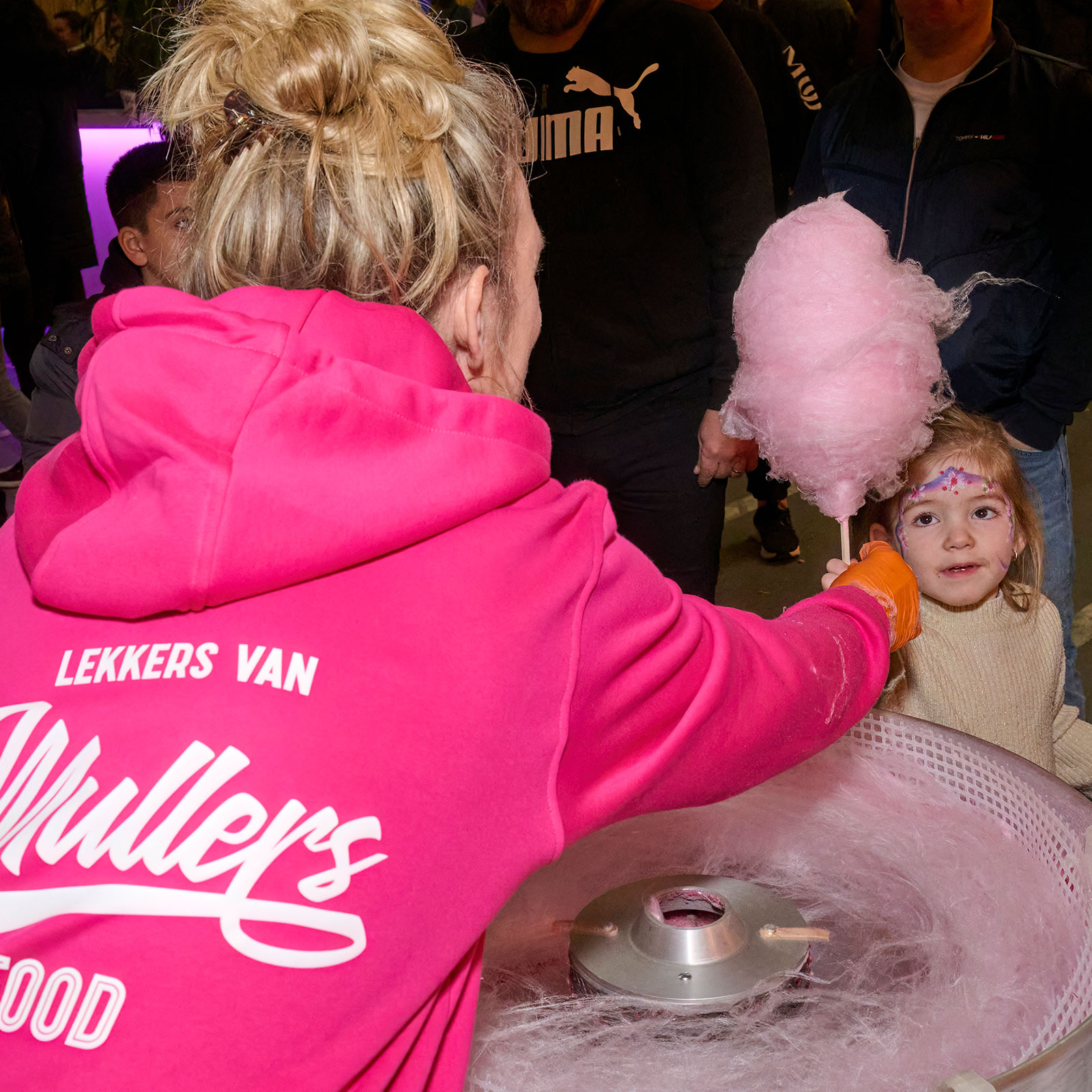 Een lekkere suikerspin voor de kinderen, te bestellen via de Hollandse foodtruck.